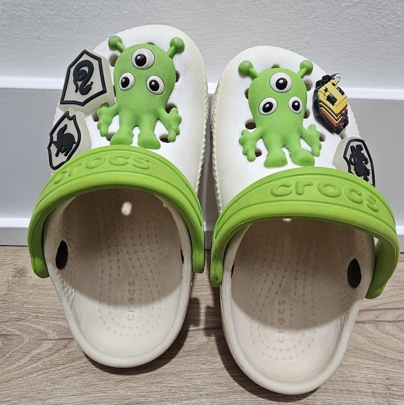 CROCS Kid's Classic Glow Alien Clog/Zuecos Classic Green Size 6 and 7 - Picture 10 of 16